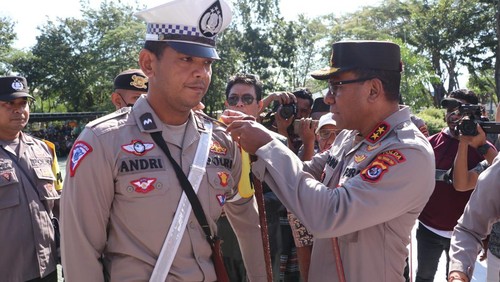 Kapolda NTT Irjen Johni Asadoma mengukuhkan 432 Polisi RW, di Kupang, NTT, Rabu (24/5/2023).