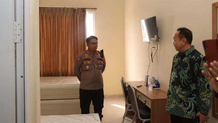 Kapolres Indramayu AKBP M Fahri Siregar memeriksa persiapan pengamanan pemberangkatan haji di Embarkasi Haji Indramayu