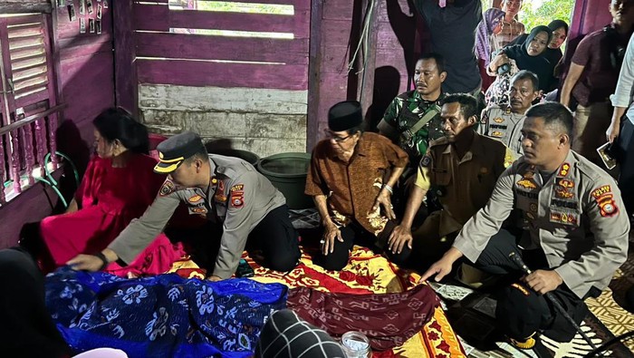 Kapolres Wajo AKBP Fathur Rochman melayat di rumah korban.