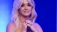 Ia pun memutuskan untuk berhenti menjadi juri American Idol karena komentar pedas para netizen. Disney General Entertainment Con/Eric McCandless
