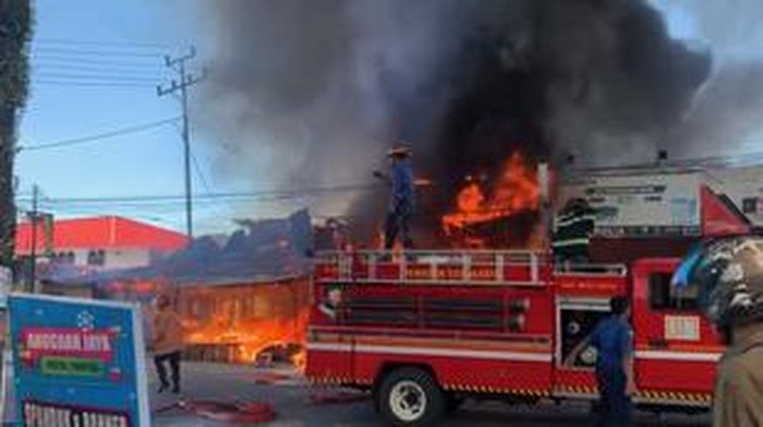Kebakaran yang menghanguskan lima bangunan di Padang, Sumbar. (Foto: Istimewa)