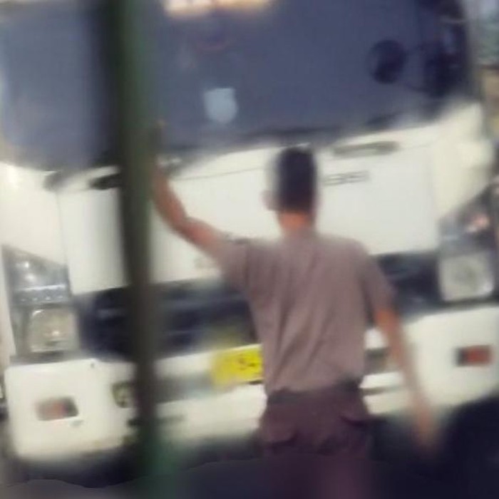 Kecelakaan melibatkan sepeda motor dan truk terjadi di Jalan Raya Narogong, Cileungsi, Bogor, Jabar. Dikabarkan ada korban jiwa akibat kecelakaan tersebut. (dok Ist)