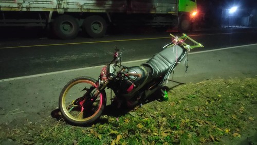Kondisi sepeda motor yang ringsek akibat kecelakaan lalu lintas di Jalan Nasional Denpasar-Gilimanuk, Jembrana, Rabu (24/5/2023). Dua orang terluka akibat kecelakaan tersebut.