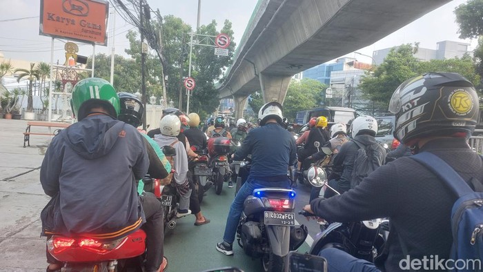 Kemacetan terjadi di ruas Jalan Kapten Tendean hingga Jalan Wolter Monginsidi, Jakarta Selatan. Bunyi klakson pengendara bising terdengar di tengah kemacetan. (Rumondang N/detikcom)