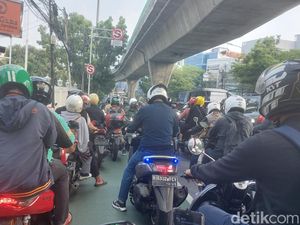 Jalan Tendean-Wolter Mongonsidi Macet, Bunyi Klakson Bersahutan