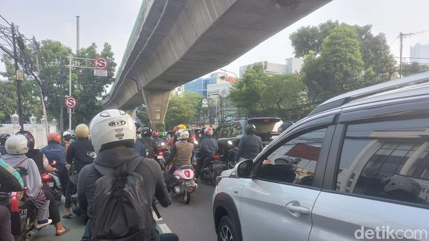 Kemacetan terjadi di ruas Jalan Kapten Tendean hingga Jalan Wolter Monginsidi, Jakarta Selatan. Bunyi klakson pengendara bising terdengar di tengah kemacetan. (Rumondang N/detikcom)