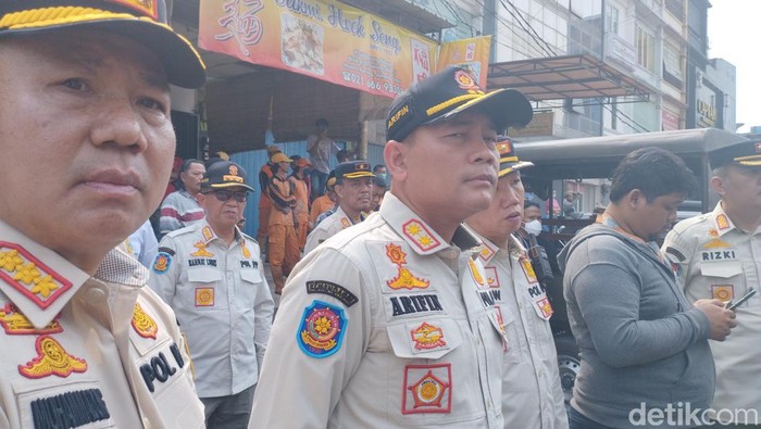 Kepala Satpol PP DKI Arifin memantau pembongkaran ruko makan jalan di Pluit, Jakarta Utara