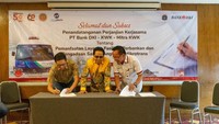 Bank DKI dan KWK melakukan penandatanganan perjanjian kerja sama di Jakarta, Selasa (23/5). Dengan kerja sama ini, Bank DKI memberikan kemudahan akses perbankan, khususnya pemberian kredit kepada anggota KWK untuk melakukan peremajaan armada. Kerja sama ini juga merupakan upaya memberikan peningkatan layanan transportasi umum di DKI Jakarta.