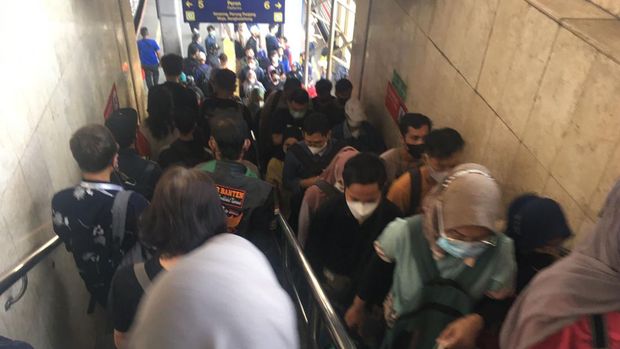 Kondisi kepadatan di Stasiun Tanah Abang lantaran eskalator dengan dalam proses perawatan (Magdalena Handrica Natasya Gadja/detikcom)