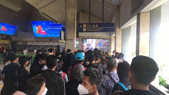 Kondisi kepadatan di Stasiun Tanah Abang lantaran eskalator dengan dalam proses perawatan (Magdalena Handrica Natasya Gadja/detikcom)