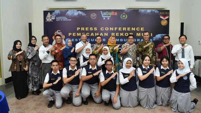 Konferensi pers Karnaval Pendidikan, Seni, dan Budaya kolaborasi PT Ladara Dharma Bhakti dan SMA Pradita Dirgantara.