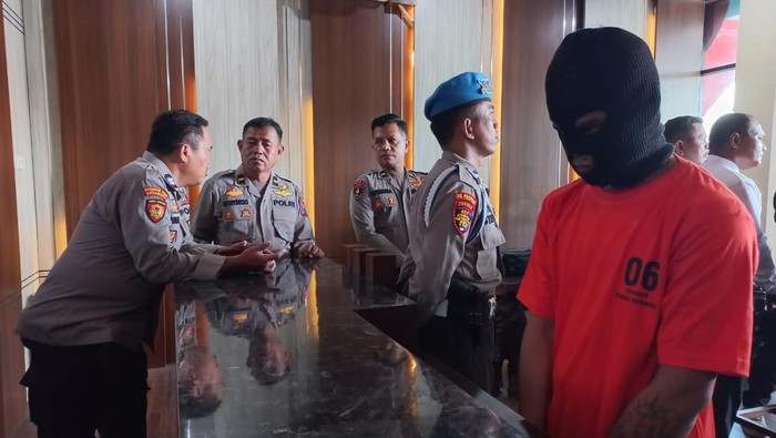 Pria berinisial AP (23) di Kotabaru, Kalimantan Selatan (Kalsel) ditangkap atas kasus pembunuhan terhadap wanita bernama Masnawiyah (53).