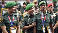 Jenderal Dudung menyerahkan penghargaan kepada Lettu Inf Agus Prayogo. Di ajang SEA Games, Lettu Agus berhasil meraih medali emas nomor maraton putra.  
