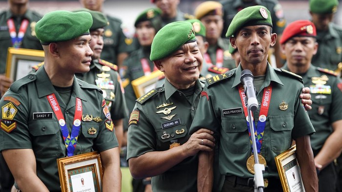 KSAD Jenderal TNI Dudung Abdurachman memberikan penghargaan kepada prajuritnya yang berprestasi di SEA Games 2023. Penghargaan diserahkan di Mabes TNI AD, Jakarta, Rabu (24/5/2023).