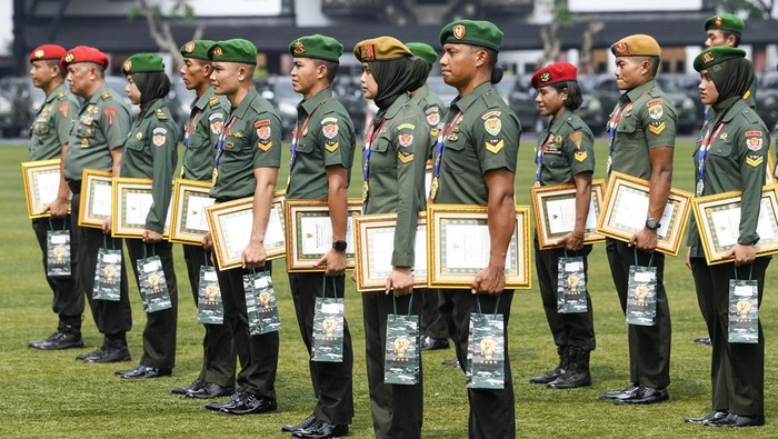 KSAD Jenderal TNI Dudung Abdurachman memberikan penghargaan kepada prajuritnya yang berprestasi di SEA Games 2023. Penghargaan diserahkan di Mabes TNI AD, Jakarta, Rabu (24/5/2023).