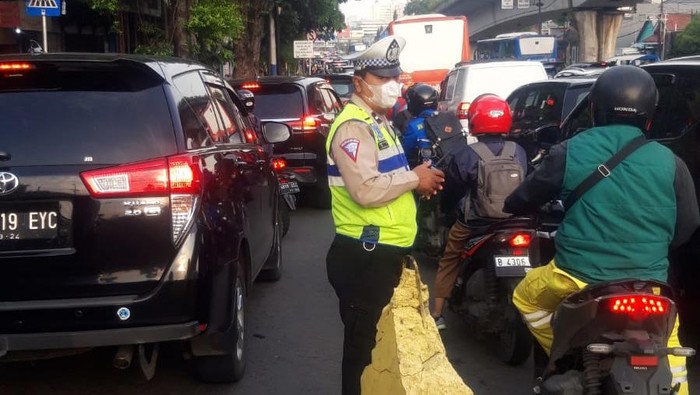 Lalin di Jl Letjend Suprapto arah Senen Jakpus Macet