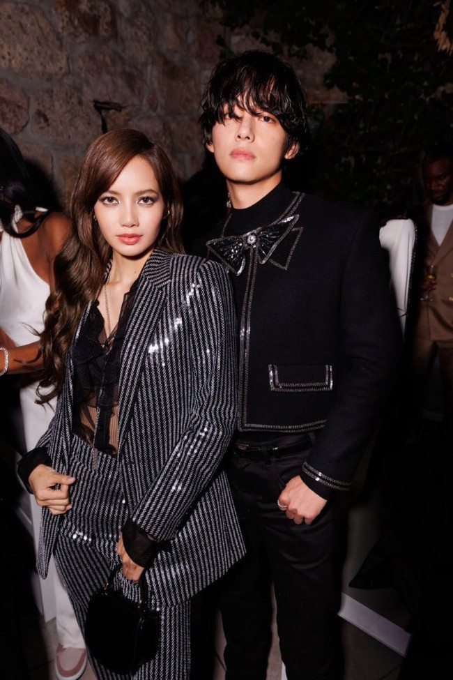 Bukan editan, Lisa BLACKPINK dan V BTS foto bersama di acara ulang tahun Naomi Campbell. Sebelumnya rekan personelnya Jennie terlihat bergandengan tangan dengan V BTS saat kencan di Paris. Foto: Instagram