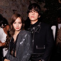 Bukan editan, Lisa BLACKPINK dan V BTS foto bersama di acara ulang tahun Naomi Campbell. Sebelumnya rekan personelnya Jennie terlihat bergandengan tangan dengan V BTS saat kencan di Paris. Foto: Instagram
