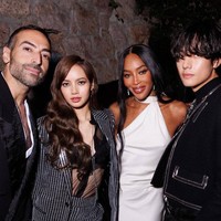 Acara ulang tahun Naomi Campbell x BOSS digelar dengan tema lelang untuk mengumpulkan dana dan membantu EMERGE USA dan Cancer Research UK. Dalam foto ini terlihat kehadiran produser Saudi, Mohammed Al Turki. Foto: Instagram