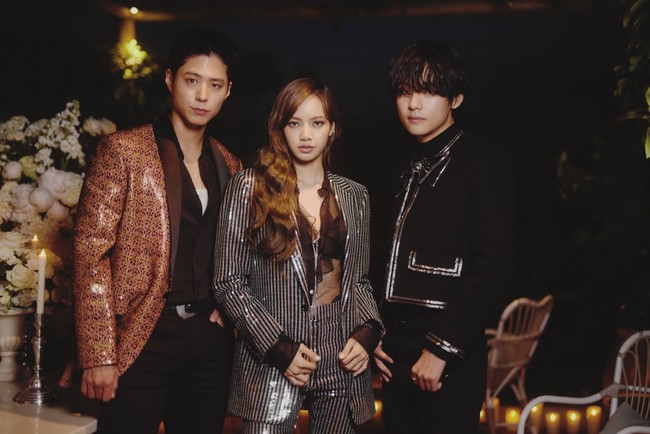 Jagat maya dihebohkan dengan momen reuni Lisa BLACKPINK, V BTS, dan Park Bo Gum di acara dinner CELINE. Ketiga global ambassador bertemu kembali di Cannes pada Senin (22/5/2023) waktu setempat. Foto: Instagram