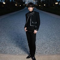 V BTS tampil bak rockstar memakai busana serba hitam. Dimulai dari cropped blazer dengan detail bow tie dari koleksi CELINE Mens Winter 2023 hingga sepasang leather boots. Foto: Instagram