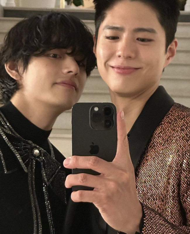 Lewat akun Instagram, V BTS mengunggah mirror selfie bersama Park Bo Gum yang menunjukkan kedekatan keduanya. Foto: Instagram