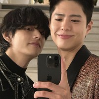 Lewat akun Instagram, V BTS mengunggah mirror selfie bersama Park Bo Gum yang menunjukkan kedekatan keduanya. Foto: Instagram