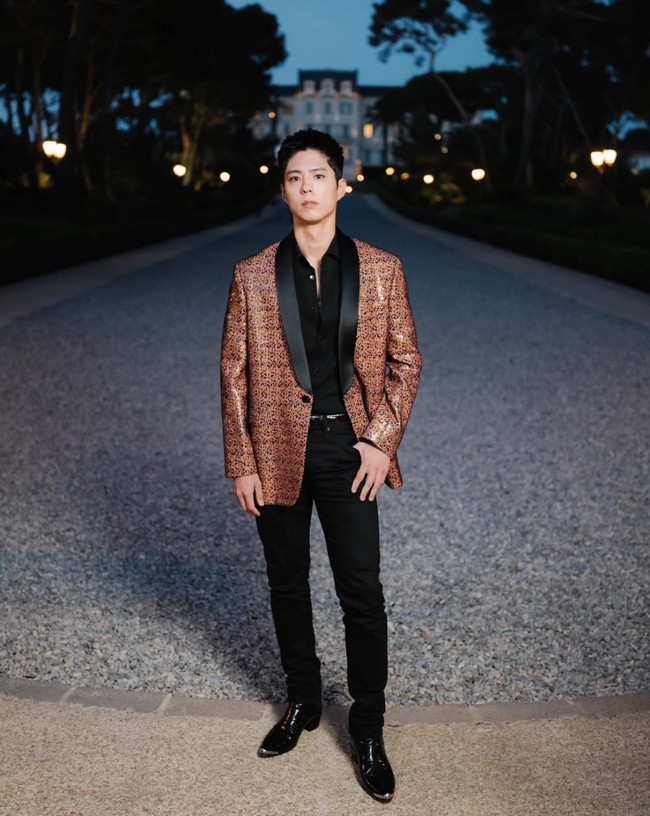 Bintang drama Korea Record of Youth tak kalah rupawan. Park Bo Gum memakai blazer metalik dari koleksi CELINE Mens Winter 2023. Dengan postur tubuhnya, Park Bo Gum terlihat bak model sungguhan. Foto: Instagram