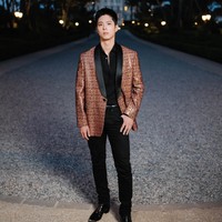 Bintang drama Korea Record of Youth tak kalah rupawan. Park Bo Gum memakai blazer metalik dari koleksi CELINE Mens Winter 2023. Dengan postur tubuhnya, Park Bo Gum terlihat bak model sungguhan. Foto: Instagram