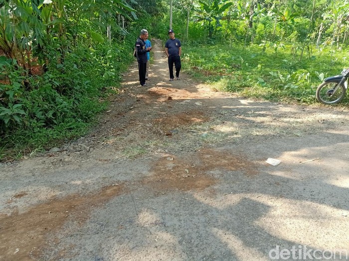 Lokasi pria tergeletak bersimbah darah di Desa Danakarta, Kabupaten Banjarnegara, Rabu (24/5/2023).