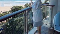 Ketika sedang di Seminyak, Bali, Lycie Joanna menikmati segelas minuman sambil melihat pemandangan indah. Foto: Instagram @lyciejoe
