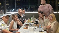Bersama keluarganya, Lycie bahagia bisa nongkrong dan menikmati aneka minuman dan makanan enak. Foto: Instagram @lyciejoe