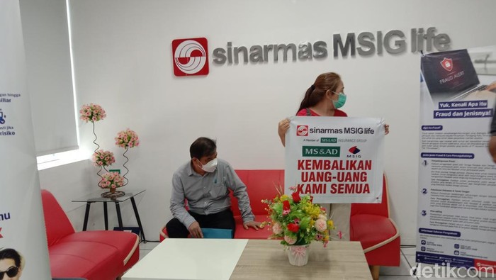 Nasabah PT Asuransi Jiwa Sinarmas Tbk (Sinarmas MSIG Life) di Manado, Sulawesi Utara (Sulut) menuntut pihak perusahaan segera mengembalikan dana mereka.