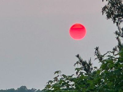 Penampakan Matahari Merah yang Menakjubkan