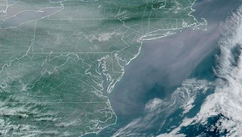 Dampak luas dari kebakaran ini menimbulkan partikel asap. Kabut yang dihasilkan oleh asap yang melayang diperkirakan akan bertahan selama beberapa hari lagi. Gambar satelit yang dibagikan National Weather Service berikut memperlihatkan asap bergerak melintasi wilayah utara AS dan menyelimuti wilayah timur dengan polutan. Foto: Daily Mail