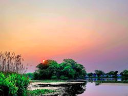 Penampakan Matahari Merah yang Menakjubkan