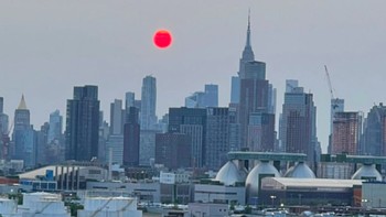 Fenomena Matahari berwarna merah terlihat di langit New York hingga Illinois, Amerika Serikat. Foto: Daily Mail