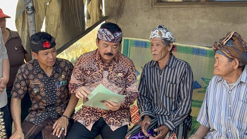 Menteri Agraria dan Tata Ruang (ATR)/Kepala Badan Pertanahan Nasional (BPN) Hadi Tjahjanto saat membagikan sertifikat tanah di Bangli, Rabu (24/5/2023).
