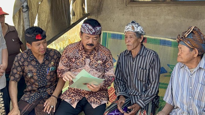 Menteri Agraria dan Tata Ruang (ATR)/Kepala Badan Pertanahan Nasional (BPN) Hadi Tjahjanto saat membagikan sertifikat tanah di Bangli, Rabu (24/5/2023).