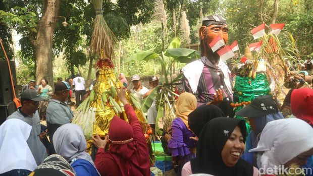 Meriahnya sedekah bumi di Ketitang Wetan, Pati, Rabu (25/4/2023). Warga berebut gunungan berisi hasil bumi.