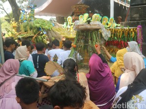 Meriahnya Sedekah Bumi di Ketitang Pati, Warga Berebut Gunungan