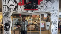 Jordan seperti turis pada umumnya yang suka berfoto menandai kedatangannya. (Warner Bros Jepang/Twitter)