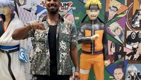 Seperti penggemar anime/manga shonen yang antusias mengunjungi Jepang, Jordan juga mampir ke cabang Jump Shop. Di sana dia berpose dengan patung Naruto dan mendapatkan beberapa stiker My Hero Academia.: (Warner Bros Jepang/Twitter)
