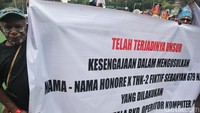Massa aksi juga membawa sejumlah atribut seperti poster.
