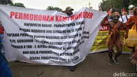 Warga dari Aliansi Honorer Nasional (AHN) melakukan aksi unjuk rasa di kawasan patung kuda, Jl Medan Merdeka Barat, Jakarta, Rabu (24/5/2023).