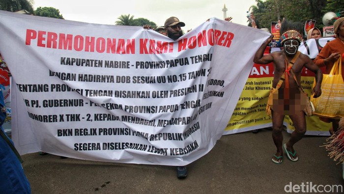 Minta Diangkat ASN, Warga Papua Demo di Patung Kuda Minta Diangkat ASN, Warga Papua Demo di Patung Kuda