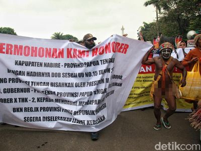 Minta Diangkat ASN, Warga Papua Demo di Patung Kuda
