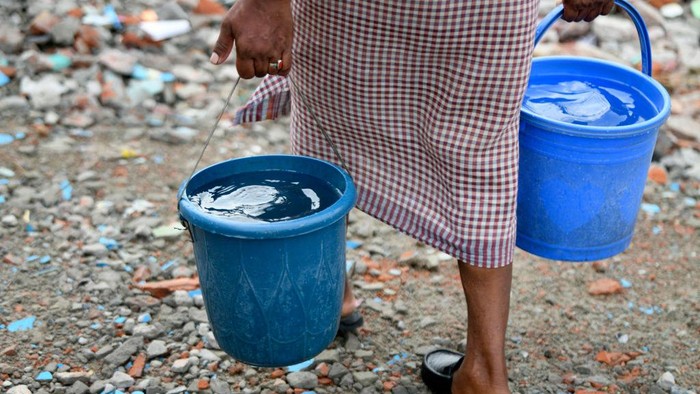 Mirisnya Warga Dhaka Ditengah Krisis Air Krisis air melanda kota Dhaka, Bangladesh. akibatnya, warga harus mengambil air di penampungan air dengan ember.