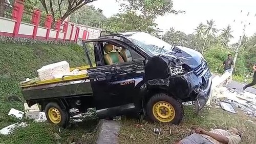 Kondisi mobil pikap yang menabrak anggota Brimob hingga tewas di depan Mako Jalan Ompu Beko, Dompu, Selasa (23/5/2023).
