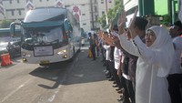 Gubernur Jawa Timur Khofifah Indar Parawansa (kanani) melambaikan tangan saat melepas keberangkatan jamaah calon haji kloter pertama di Asrama Haji Embarkasi Surabaya (AHES), Surabaya, Jawa Timur, Rabu (24/5/2023). ANTARA FOTO/Moch Asim